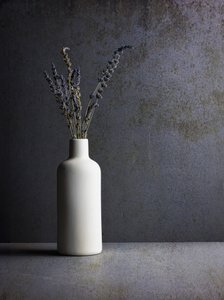 Minimalistické levandulové zátiší