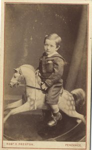 Mladý chlapec sedící na houpacím koni, 70. léta 19. století (tisk alba) od Robert H. Preston