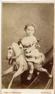 Mladá dívka sedící na houpacím koni, 60. léta 19. století (tisk alba) od Robert H. Preston