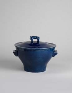 Modrá glazovaná krytá mísa s rukojetí v podobě bizona nebo čínského lva, kolem roku 1915 od Roger Eliot Fry