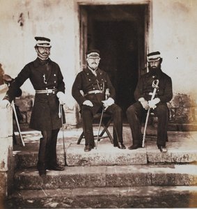 Generálmajor Henry Frederik Lockyer a dva z jeho štábu, z alba 52 fotografií spojených s krymskou válkou, 1855 od Roger Fenton