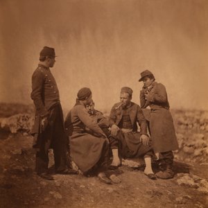 Dva francouzští vojáci stojící vedle tří vojáků Zouave sedí a kouří, Krymská válka, Krym, Ukrajina