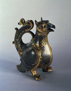 Džbán na vodu ve tvaru gryfa, počátek 12. století (zlacený bronz s niellem)