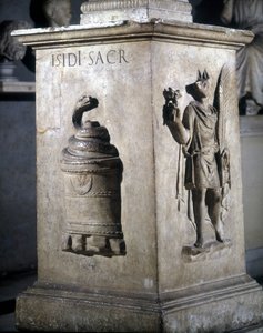 Oltář zasvěcený Isis. Vlevo: mystický kámen s hadem a vpravo: Anubis-Hermès. Na hadovi jsou vyryta slova „Iside Sacr“. 2. století. Musei Capitolini, Řím. od Roman