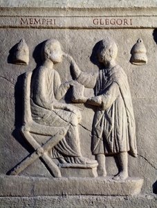 Oftalmolog vyšetřuje oči svého pacienta (dolní reliéf, 2. století) od Roman