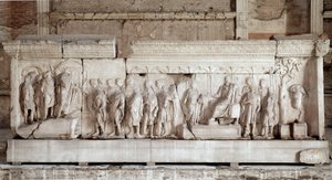 Anaglyf (nebo více) Traiana zachycující fakta císaře Traiana (Traiana nebo Traiana) (117-120): scéna charitativních akcí císaře pro chudé děti a sirotky. Punčochy z reliéfního mramoru. Ztlumit. 521x16 cm Řím, Foro Romano (Římské fórum), Curia od Roman