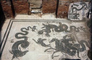 Starověká Ostia (Ostia). Place des Corporations. Mozaika Sabratha Seafarers Corporation. Neptunovy lázně. od Roman