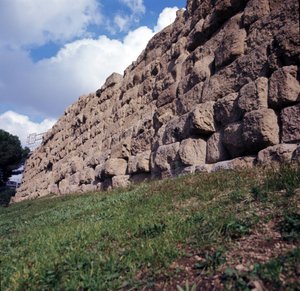 Starověký Řím, archaické období: pohled na ruiny srbské zdi (nástěnná malba srbsky), první ohrazení města Říma, postavená sestra krále Servia Tullia. Itálie 6. století před naším letopočtem od Roman