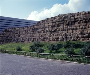 Starověký Řím, archaické období: pohled na ruiny srbské zdi (nástěnná malba srbsky), první ohrazení města Říma, postavená sestra krále Servia Tullia. Itálie 6. století před naším letopočtem od Roman