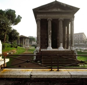 Starověký Řím: pohled na Tempio di Portuno (Chrám Portuna nebo chrám mužného štěstí) poblíž náměstí Ústa pravdy (Bocca della verita) 2.–1. století před naším letopočtem. Řím od Roman