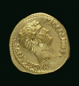 Aureus (averz) Hadriána (117 n. l. - 138 n. l.) s holou hlavou. (zlato) Nápis: HADRIANVS AVGUSTVS (reverz viz 119153).