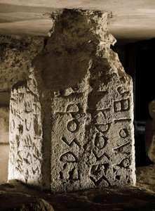 Borne (neboli cippe) na Foro Romano (Foro Romano) nalezený pod obloukem Septime Severe. Rytý nápis v latině. 6. století před naším letopočtem. Řím, Forum Romanum - Stele (cippus) s vyrytým textem v latině posvátného zákona, z Lapis Niger. Kámen, 6. stol od Roman