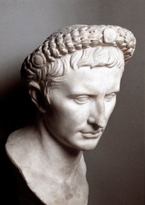 Busta římského císaře Augusta (Gaius Julius Caesar Octavianus) (63 př. n. l.-14 n. l.) Řím, Musei Capitolini - Busta římského císaře Augusta (Gaius Julius Caesar Octavianus) (63 př. n. l.-14 n. l.). Mramor. Muzea Kapitolu, Řím, Itálie od Roman