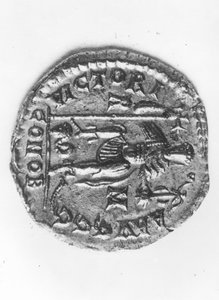Mince zobrazující císaře Valentiniana III. (419-455) slavícího své vítězství nad Attilou Hunem (395-453) c.452 (kov) (obrácená strana)