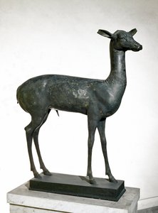 Jelen (bronzová socha od Roman