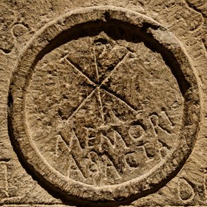 Detail z oltářního kamene znázorňující zkratku pro jméno Ježíše Krista, severní Afrika, cca 4. století našeho letopočtu od Roman
