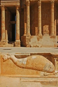 Řezba delfínů před jevištěm, Sabratha, Libye, kolem roku 190 našeho letopočtu od Roman