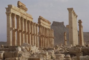Nejstarší část kolonádové ulice tvořící hlavní osu města, vedoucí do Qalaat Ibn Maan, arabského hradu ze 17. století, postaveného v první polovině 2. od Roman
