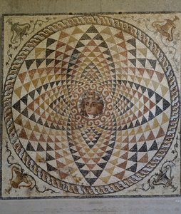 Geometrická mozaika s Dionýsem uprostřed odkrytá v římské vile v Korintu, Řecko, římská civilizace, druhá polovina 2. - začátek 3. století n. l. (mozaika) od Roman