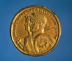 Pevná zlatá mince s podobiznou císaře Konstantina I. Velikého (280–337) od Roman