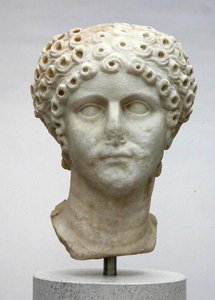 Hlava ženy, možná Agrippina Minor, kolem 50 nl (mramor) od Roman