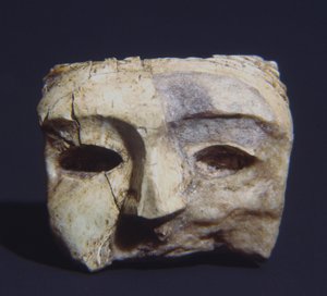 Lidská maska z hrobky Bernardini di Palestrina od Roman