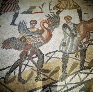 Lovec nakládá pštrosa na loď, detail z podlahy Velkého lovu, Villa Romana del Casale Piazza Armerina, Sicílie (mozaika) od Roman
