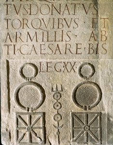 Vepsané insignie Dvacáté vítězné Valeriánské legie, římské legie založené v 1. století našeho letopočtu od Roman