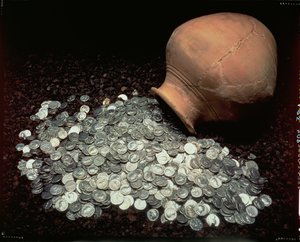 Džbán, který obsahoval hromadu římských stříbrných mincí z Falkirku z poloviny 3. století našeho letopočtu od Roman