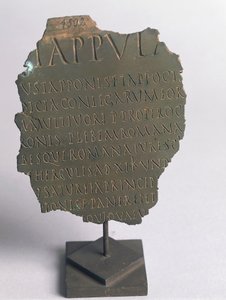 Lex Tappula, fragment satirického zákona sepsaný konviviálním kruhem z Vercelliho, parodie napsaná ve stejné podobě jako římské plebiscitní zákony, tvořící součást leges conviviales, které předal Festo, bronz, římská civilizace od Roman
