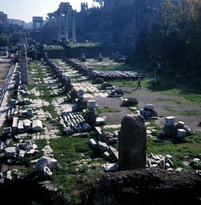 Místo, kde bazilika Giulia začala Cesarem kolem roku 54 př. n. l. a skončila Augustem (Oktaviánem nebo Octavianem) (63 př. nl - 14) - Forum Romanum, Řím od Roman