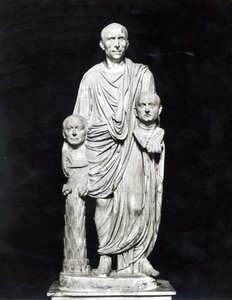 Lucius Junius Brutus drží busty svých předků (mramor) (černobílá fotografie) od Roman