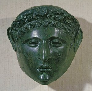 Maska z přehlídkové přilby, z Hirchova, Rumunsko (bronz)