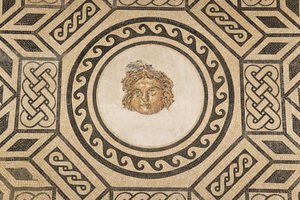 Mozaika Medúzy v Sále mozaik v Alcazaru křesťanských králů (mozaika) od Roman