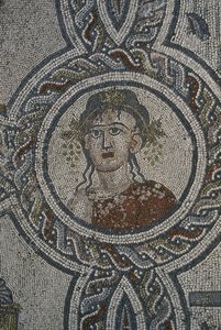 Mozaika čtyř ročních období, Dionýsův dům, detail, hlava (mozaika) od Roman