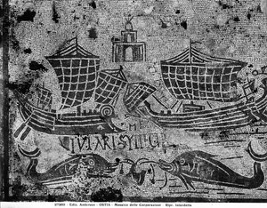 Detail chodníku z Piazzale dell Corporazioni zobrazující námořní scénu (mozaika) od Roman
