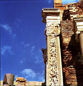 Pilastr z baziliky Severan od Roman