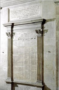 Plaketa triumfálního a konzulárního půstu. Období císaře Augusta. 27 př. n. l. – 14 n. l. Řím, Musei Capitolini - Registrační deska konzulárního a triumfálního fasti období římského císaře Augusta (27 př. nl-14 n. l.). Musei Capitolini, Řím, Itálie od Roman