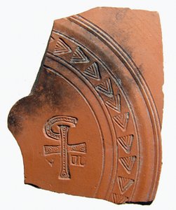 Hrnčířský úlomek s kombinací písmen tvořících zkratku pro jméno Ježíše Krista, severní Afrika, cca 4. století našeho letopočtu od Roman