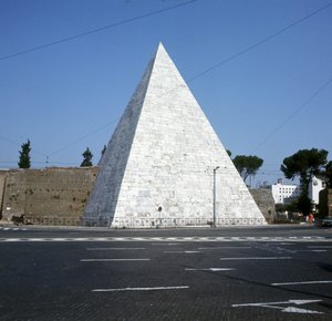 Cestiova pyramida, Řím od Roman