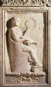 Reliéf zobrazující římskou dámu se zrcadlem (kámen) od Roman