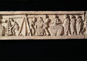 Reliéf zobrazující skládání bochníků do košů a jejich odnášení k vážení. od hrobky Euryaces Baker, Porta Maggiore, Řím, ca. 50-20 př. nl 50-20 od Roman