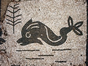 Znázornění delfína po mozaice na náměstí Corporazioni z Ostie (Ostia) antica. od Roman