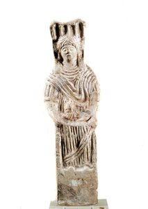 Představení božské Kybelé sedící na trůnu. Kolem 3. století př. Kr. Saint Germain, Muzeum starožitností od Roman