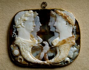 Římské umění: Onyx camee (Gemma Claudia) zdobí vyobrazení císařských párů Claude (Tiberius Claudius Drusus) (10 př. nl-54 n. l.) a jeho manželky Agrippine Mladé (15-59 n. l.) (Agrippina minor) (vlevo) a Caia Julia Caesara dit Germanicus (15 př. nl-19 n. l. od Roman