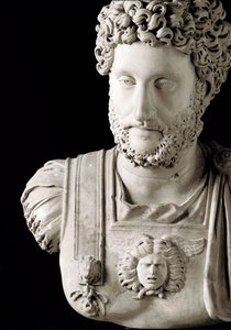 Římské umění: “” Římský císař Commodus (161-192)”” Mramorová busta – Musei Capitolini Řím – Busta císaře Commoda (161–192) – Mramorová socha – Musei Capitolini, Řím, Itálie od Roman