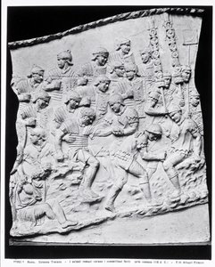 Římští vojáci ošetřují raněné, odlitek převzatý z Trajánova sloupu, AD 113 (mramor) (černobílá fotografie) od Roman