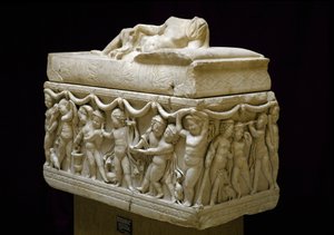 Římský antik: mramorový sarkofág zdobí po stranách reliéfy dětských postaviček (amor). Z nekropole Isola sacra v Ostii. 120-140 našeho letopočtu. Ztlumit. 124 cm Museo Ostiense, Ostia od Roman