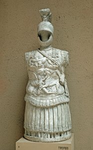 Římské umění: Trofeje zbraní v podobě přehlídkové zbroje římského vojáka z 1. století před naším letopočtem. Řím, museo della civilta romana od Roman