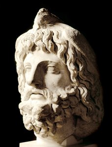 Římské umění: „“ vousatá hlava pokrytá mrtvým ptákem Sarapisem nebo Serapisem, řecko-egyptským bohem smrti“““ Mramorová socha z Kartága. 2. století. Ztlumit. 60 cm Paříž, Musee du Louvre od Roman
